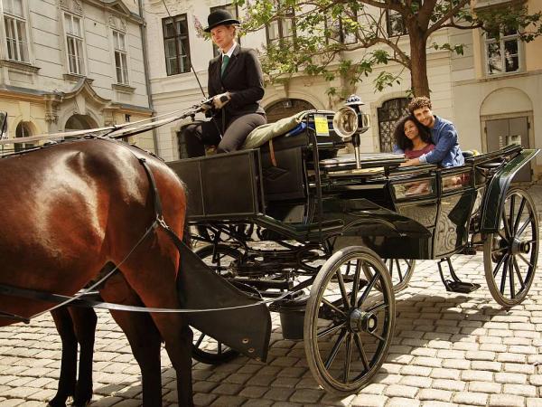 Mit dem Fiaker in der Wiener Altstadt / Riding through the Viennese old town in a traditional horse-drawn carriage
